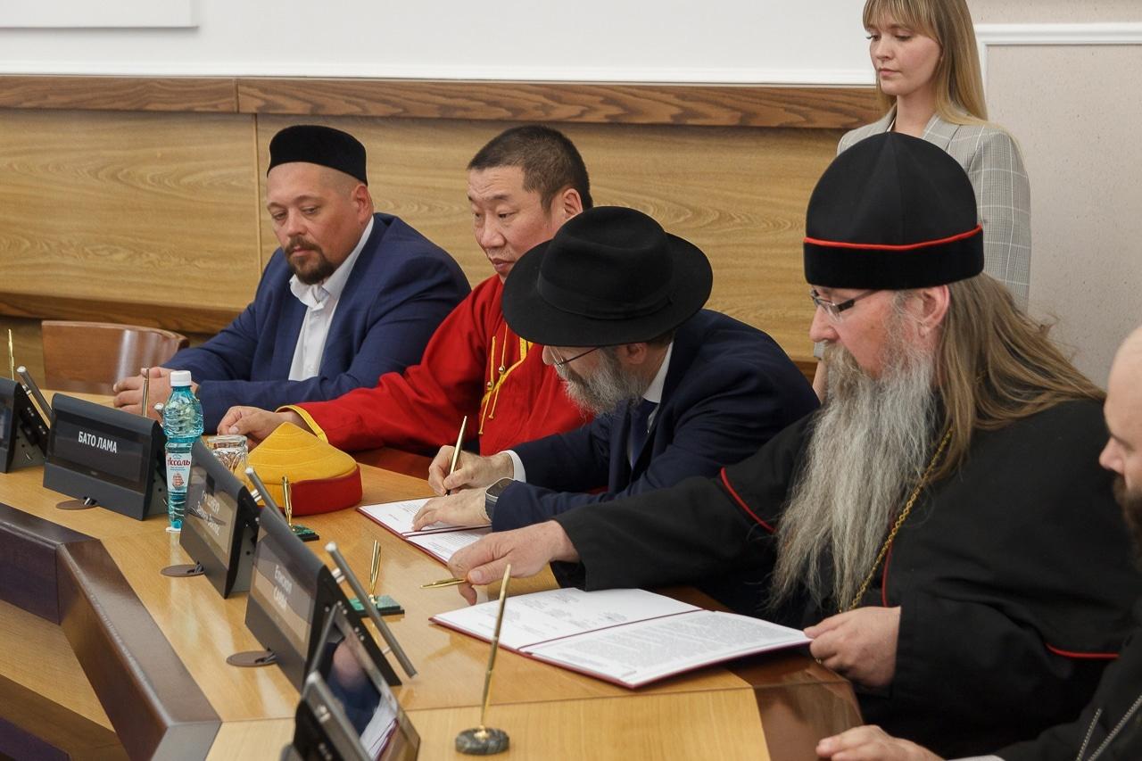 Фото Глава Новосибирска и представители различных конфессий первыми в России подписали соглашение о сотрудничестве 3